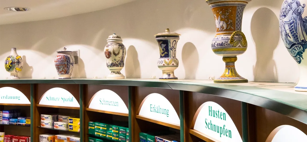 Ausschnitt Regal der Park-Apotheke mit alten Gefäßen.
