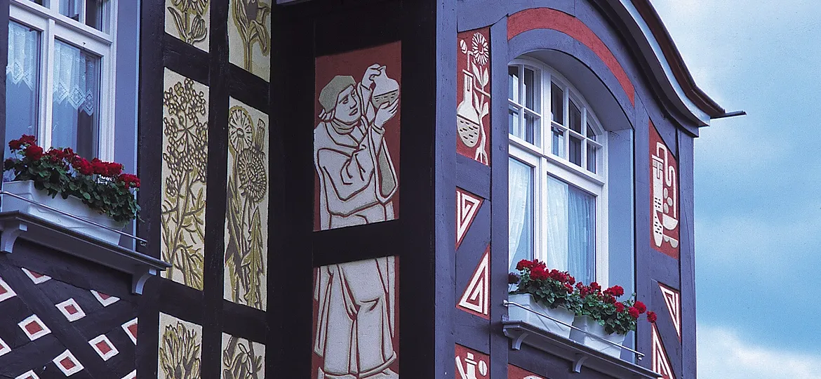 Ausschnitt Außenansicht oberes Stockwerk der Park-Apotheke. Ornamente und Schnitzereien.