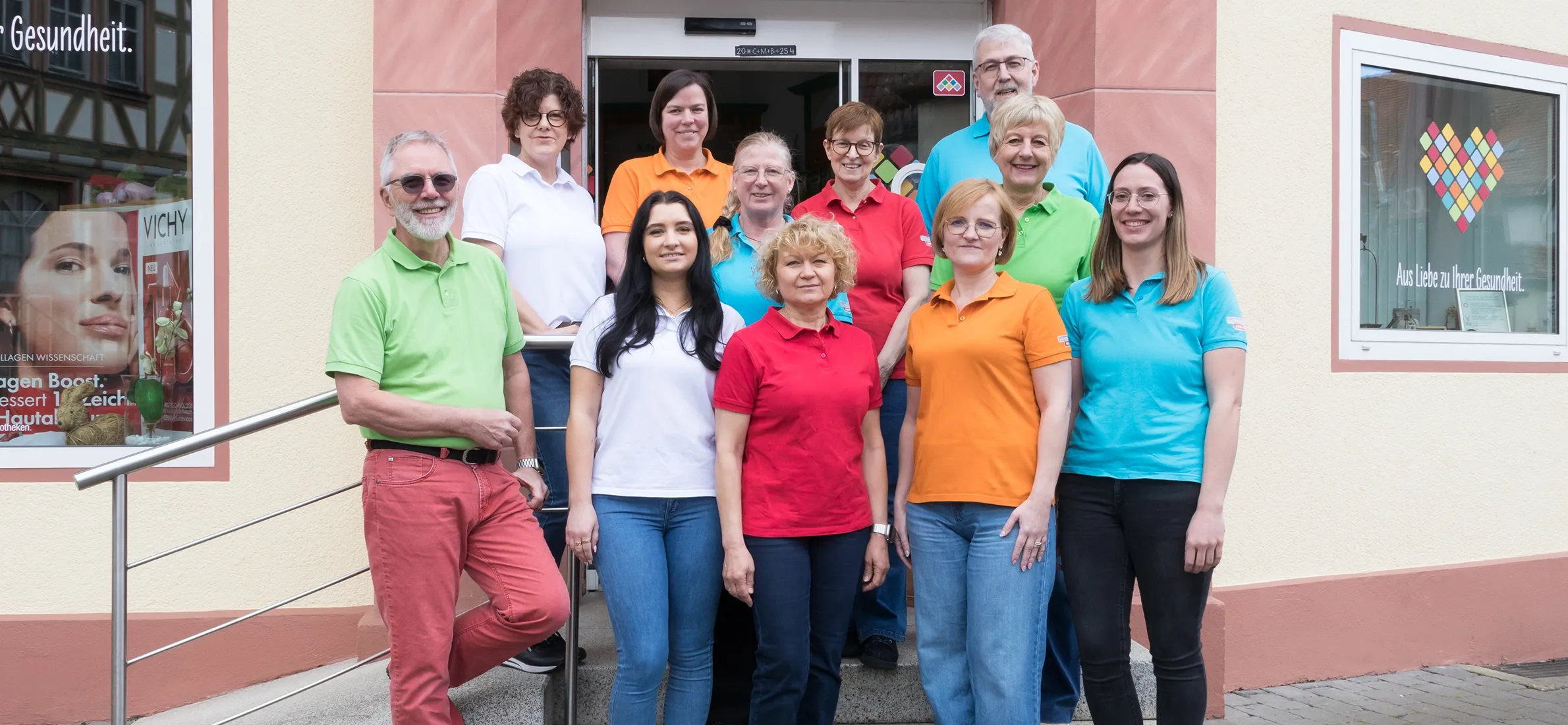 Foto des Apothekenteams vor der Park-Apotheke